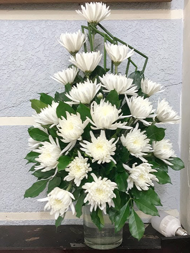 Hướng dẫn cơ hội cắm hoa bàn thờ cúng rất đẹp chuẩn chỉnh giản dị dễ dàng tiến hành  Kita  GroupVN